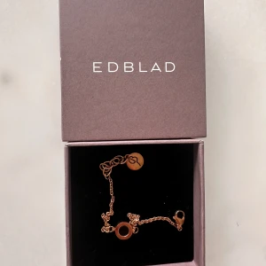Armband i rosé med svart detalj - Elegant Armband med en svart rund detalj och justerbar kedja. Perfekt för att lägga till en touch av stil till din outfit. Enkel och sofistikerad design.
