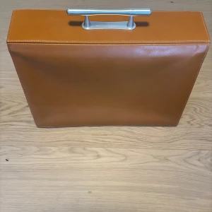 Ermenegildo zegna x Azimut Yachts väska - Snygg brun portfölj i skinn från Ermenegildo Zegna med ett stilrent metallhandtag. Ny pris låg på ungefär 30 tusen och såldes bara till kunder av Azimut Yachts.   Den har lite små märken men annars i bra skick. Tyvärr har jag slarvat bort kvitto men såklart är den äkta. Jag säljer den för att den inte används längre och pris kan såklart diskuteras😁
