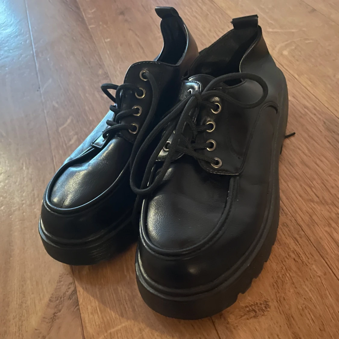 Svarta snörskor i skinn