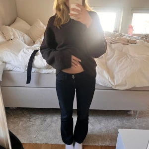 Svarta bootcut jeans - Svarta bootcut jeans från Gina Young i storlek 152. Passar någon som är runt 160