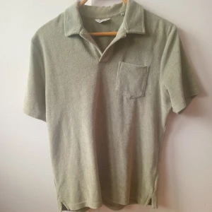 Pikétröja i frotté - Säljer denna skitsnygga ljusgröna frottepiké i strl. M. Från East West och köpt på Brothers. Den är i nyskick och bara använd ett fåtal gånger. Nypris: 499, mitt pris: 250