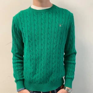 Grön kabelstickad tröja från GANT - Tjena, jag säljer en riktigt snygg kabel stickad tröja från gant. Tröjan är som ny och inte använd så mycket. Pris kan diskuteras😏