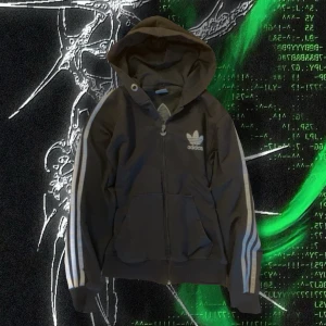 Adidas tröja  - Svartvit skitsnygg adidas tröja med luva och dragkedja, köpt secondhand 🔥