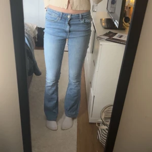 Ljusblå bootcut jeans - Snygga ljus blå bootcut jeans som jag säljer du jag inte avnäder de längre💕