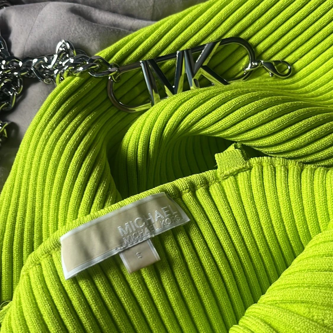 Neongrön ribbad klänning från Michael Kors - 3