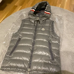 Moncler Lanoux Gilet - Moncler Lanoux Gilet, slutsåld modell, storlek 2 passar M/L, ord pris ~ 10990, priset går att justera vid snabb affär.
