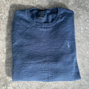 Ralph lauren merinoull tröja - Riktigt snygg blå merinoull tröja ifrån Ralph lauren, storlek M men kan passa S också. Väldigt bra skick, inga defekter. Skriv vid frågor eller andra funderingar! Pris kan diskuteras!