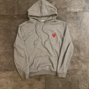  CDG/ Comme des Garçons hoodie  - Säljer denna cdg hoodie då den va lite liten för mig, det är storlek M men sitter litet