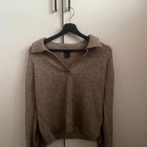 Beige stickad tröja med krage - Säljer en mysig beige stickad tröja från lindex med en fin krage. 