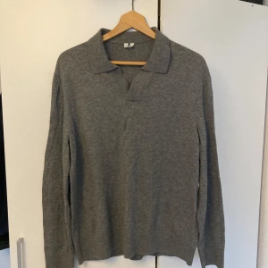 Grå pikétröja ifrån Arket - Säljer en grå pikétröja med krage och långa ärmar. Ifrån arket och i fint skick.