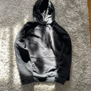 Svart hoodie - Säljer en klassisk svart hoodie från H&M. Storlek S