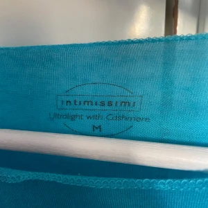 Turkos långärmad tröja från Intimissimi - Säljer en nästan ny turkos långärmad tröja från Intimissimi. Tröjan är ultralätt och innehåller kashmir, vilket gör den extra mjuk och bekväm. Perfekt för lager-på-lager eller som den är. Passar bra till både jeans och kjol. 💙