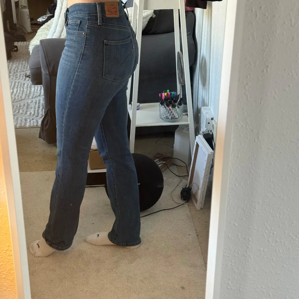 Säljer ett par ursnygga midhigh/low waist vintagejeans i modellen ”Slimming straight”. Storlek 26. Formar sig jättefint efter kroppen. Denna modell på jeans har varit mina favoriter i flera år. Så snygga, sköna och perfekta vårjeans!😍. Farkut & Housut.