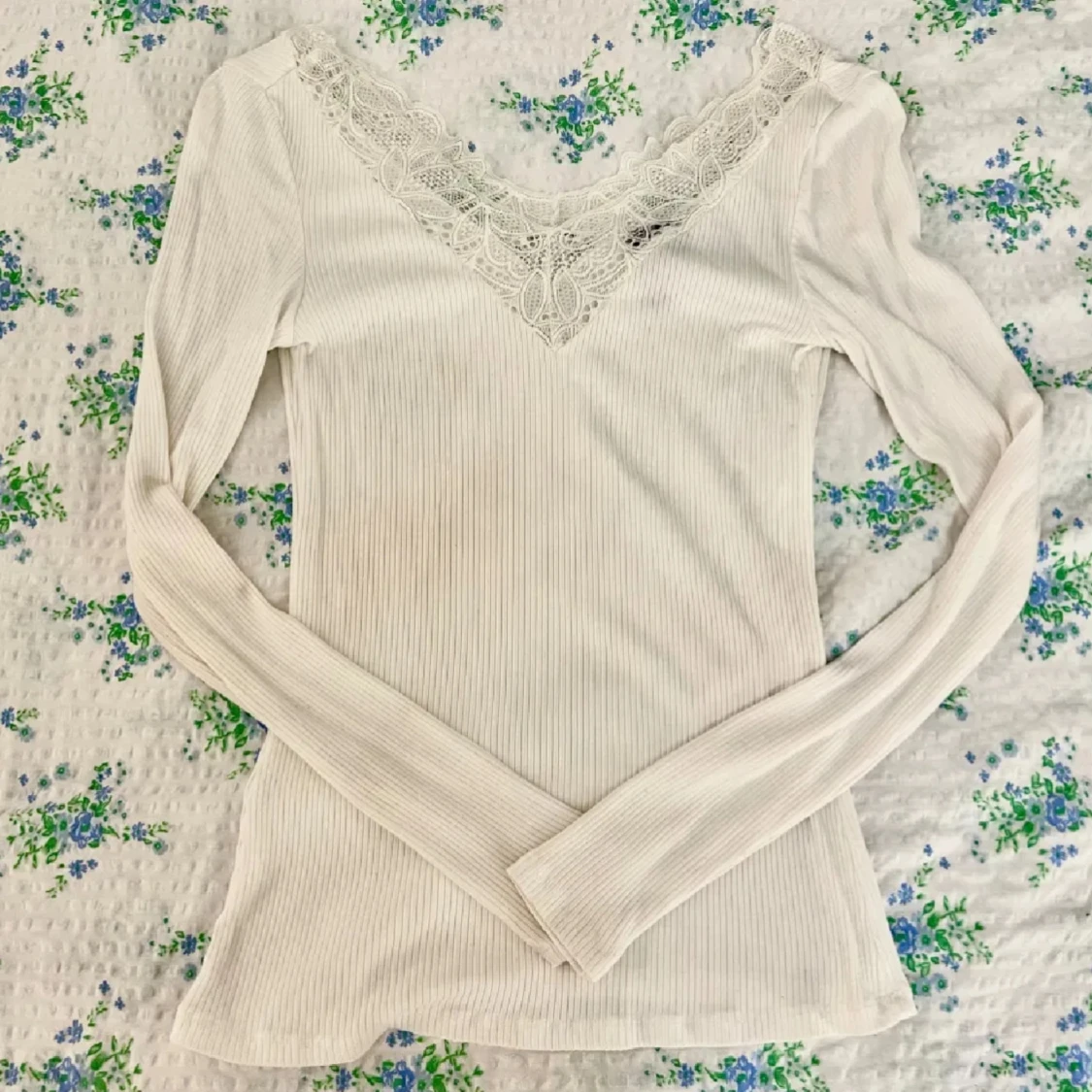 Vit ribbad långärmad topp med spetsdetalj