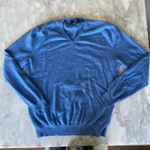Gobi cashmere isblå v neck tröja i 100% kashmir  - Skick: 8/10  Märke: Gobi cashmere   Storlek: L men passar även M   Färg: Isblå/ljusblå ✅Tar även byten på allt 