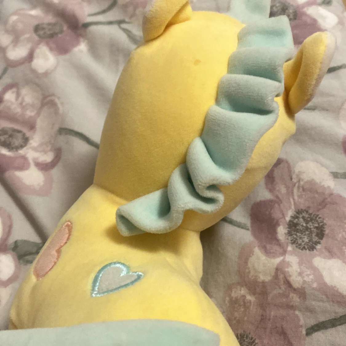 Gul enhörningsmjukisdjur med hjärtan - 3