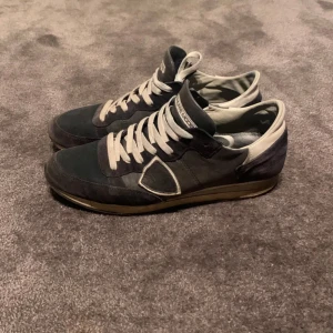 Philippe model trpx! - Säljer dessa trainers från Philippe model, nypris: 3 000, finns ej box eller dustbag. Skriv vid funderingar och frågor! Pris kan diskuteras