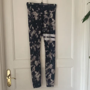 Svarta tie-dye leggings från Stronger XS - Tränings tights från stronger storlek xs (bra skick)