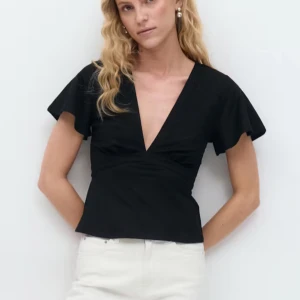 Tie top - Säljer denna svarta tie top i storlek S från Gina tricot. Har aldrig använt och prislappen är kvar. Nypris 279:-