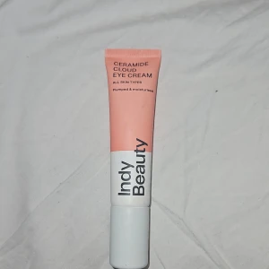 Indy Beauty Ceramide Cloud Eye Cream - Ceramide Cloud Eye Cream från Indy Beauty i en snygg rosa och vit tub. Passar alla hudtyper och ger återfuktning och plumpad känsla runt ögonen. Perfekt för dig som vill ha en fräsch och återfuktad look.