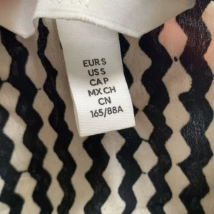 Mönstrig blus från H&M - Mönstrig blus i färgen svart och vit,perfekt för sommaren