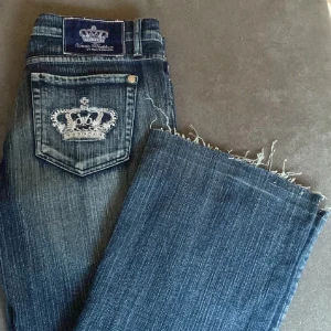 Victoria Beckham Jeans💕 - Snygga mörkblå jeans från Victoria Beckham med broderad krona i silver på bakfickan💕 Jeansen har bootcut-modell, låg midja och uppsprättade/fransiga benslut🙌🏼 Köptes på Plick för 2 år sedan, säljer då de aldrig kommer till användning!😊😊Köptes för: 699 kr❤️ Tjejen på bilden är 172 cm! Sitter något större än S!!