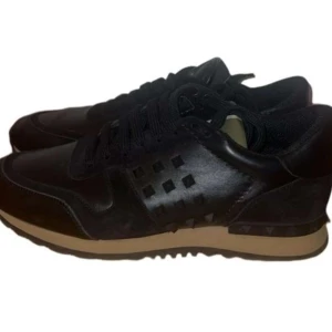 Valentino rockrunners  - Säljer som här snygga Valentino skorna då dom inte kommer till användning, storlek 40 passar även 41, 9/10 skick förutom en jätte litet hål i ena skon som du kan se på den sista bilden, skorna är väldigt sköna och varma, passar även jätte bra som vinterskor då dom har bra grepp, inget som tillkommer mer än skorna och självklart 100% äkta, skicka dm ifall du vill ha fler bilder eller undrar något:)