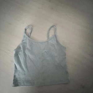 Ljusblå ribbad linnetopp  - Ett supersöt ljusblå ribbad linnetopp. Storlek S inte använd så många gånger. 