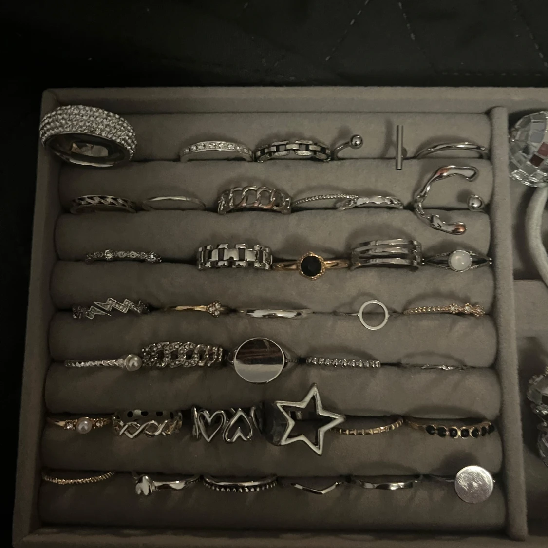 Mix av silvriga och guldiga ringar