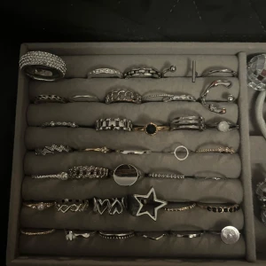 Mix av silvriga och guldiga ringar - Ringar i olika storlekar i silver o guld. Bra skick o aldrig använda. Skriv först vilka du vill köpa 💕