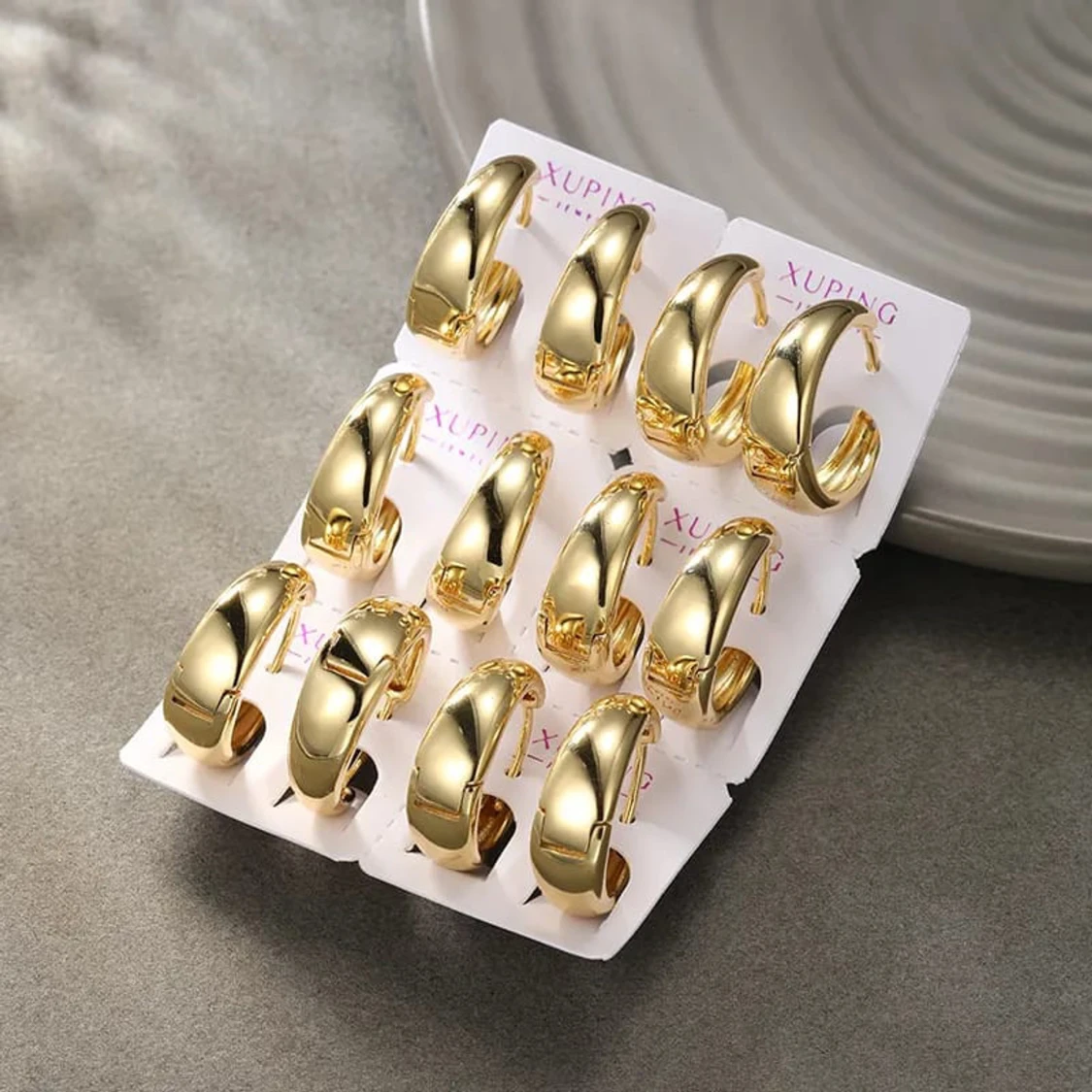 Guldiga örhängen från Xuping