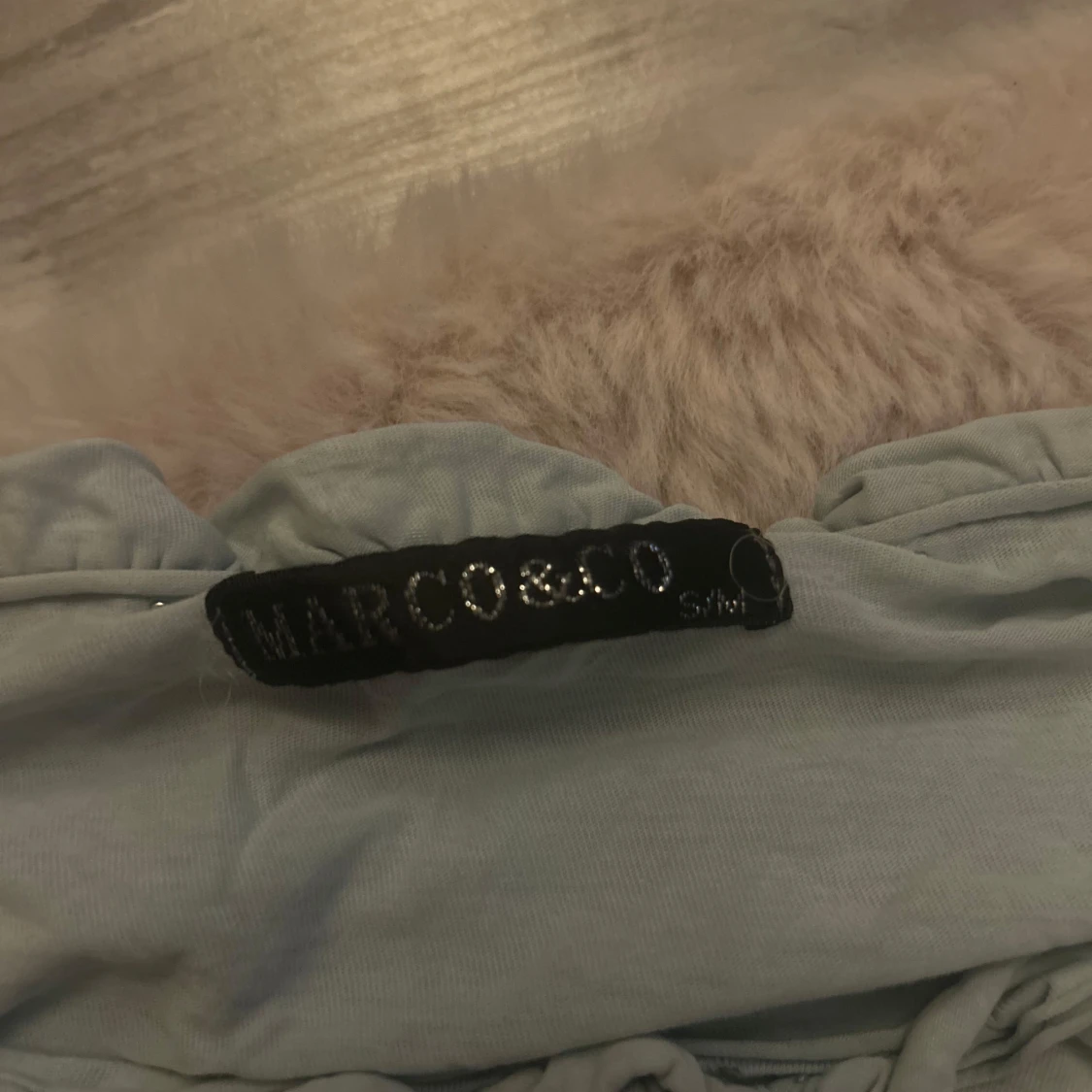 Ljusblå blus med volang från Marco&Co - 2