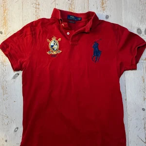 Chief keef Polo Ralph Lauren piké - Röd piké-tröja från Polo Ralph Lauren i custom slim fit med klassisk krage och broderad logga på bröstet. Använd fåtal gånger. Nypris 2100. Pris kan diskuteras vid snabb affär.