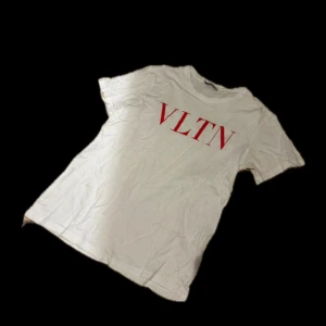 Valentino T shirt  - Fet valentino t shirt i storlek M. Perfekt för sommaren. Har små defekter som lite mörka områden och smått deofläckar som inte syns med t shirten på! Hör av er vid frågor!