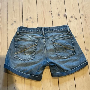 Lågmidjade shorts - Supersnygga shorts, säljer då de inte passar. Inga defekter och sköna att ha på sig. Skriv om du vill ha fler bilder 💕
