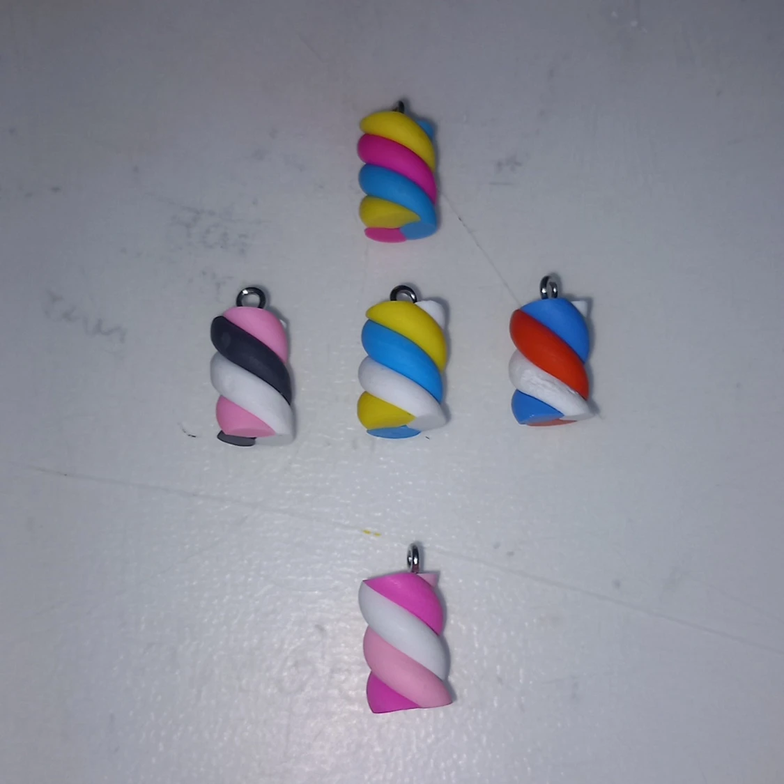 Färgglada spiralformade berlocker