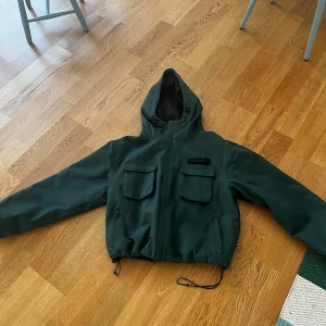 Capeesh och harlaut - Capeesh rvmp använd ett fåtal gånger, Storlek S: 2000kr. Väldigt limiterade Henrik harlaut byxor, Storlek S: 1300kr. Om man skulle vilja köpa båda kostar det 2750 alltså 20% ”rabatt”.