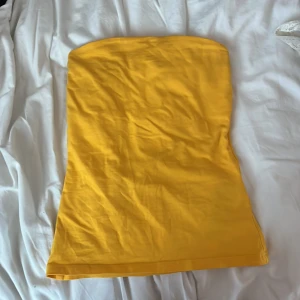 Gul tubtopp från New yorker  - Snygg gul tubtopp från New yorker i mjuk bomull. Säljer då den inte kommer till användning. Den är i storleken xxs men den passar även en som har storlek xs-s då den är väldigt stretchig! Pris går att diskutera!💕