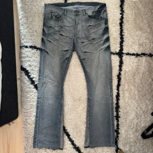 Tornado mart flared jeans - Säljer ett par Tornado Mart jeans i väldigt bra skick. Flared modellen är professionellt modifierad hos en sömmerska,  ser riktigt clean ut och sitter perfekt.  Enda minuset är ett litet hål längst ner vid fållen, inget som syns direkt – kan skicka bild vid behov.   Storlek: L Midja: 46 cm Längd: 102 cm  Riktigt snygga jeans med grym passform. Skicka ett meddelande om du har några frågor eller vill se fler bilder!