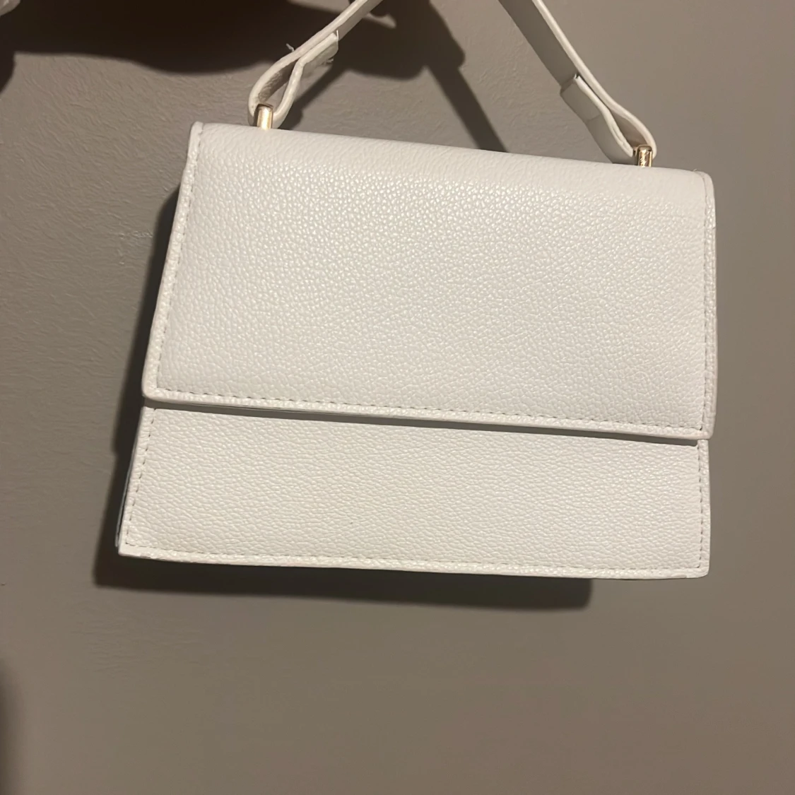 Vit axelväska i skinnlook