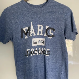 Så fin T-shirt  - Super fin och skön Marc Jacobs T-shirt , kommer inte till användning längre🌸