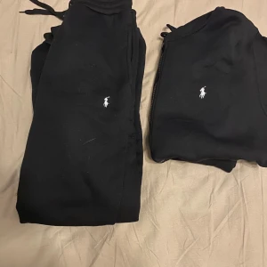 Svarta mjukisbyxor samt svart zip hoodie Polo Ralph Lauren - Simpelt men stiligt, en raulph lauren tracksuit med väldigt skönt material samt kvalitet till bästa priset!(Priset kan diskuteras).