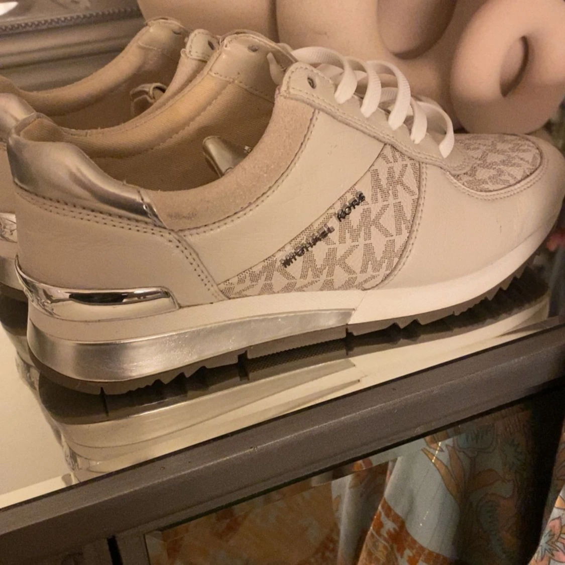 Vita sneakers från Michael Kors med silverdetaljer - 1