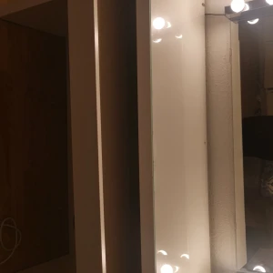Sminkbord  - Ett fint sminkbord från Ikea, man kan se där bak små 3 håll då jag la ett par skruvar för att hålla up plattan för att grejerna inne inte skulle falla från andra sidan, då den kom så  ville ja bara fixa till de men den är ju ändå måt vägen så man ser inte ens de, köpt för 1495 säljs för 800, medla gärna mig vid intresse 💕