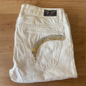 Robins Jeans - !skicka bud för snabb affär! Tvärfeta Robins jeans, storlek 34 i nyskick 10/10. Äkta och sällsynta. Skriv om ni undrar någonting 📲 