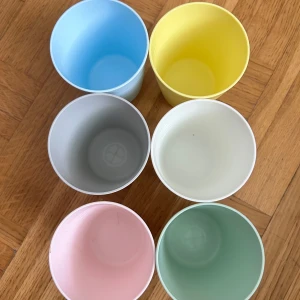 Plastglas 6 st - Plastmugg för barn ser inga fel behöver bara tvättas eftersom de ej använts 
