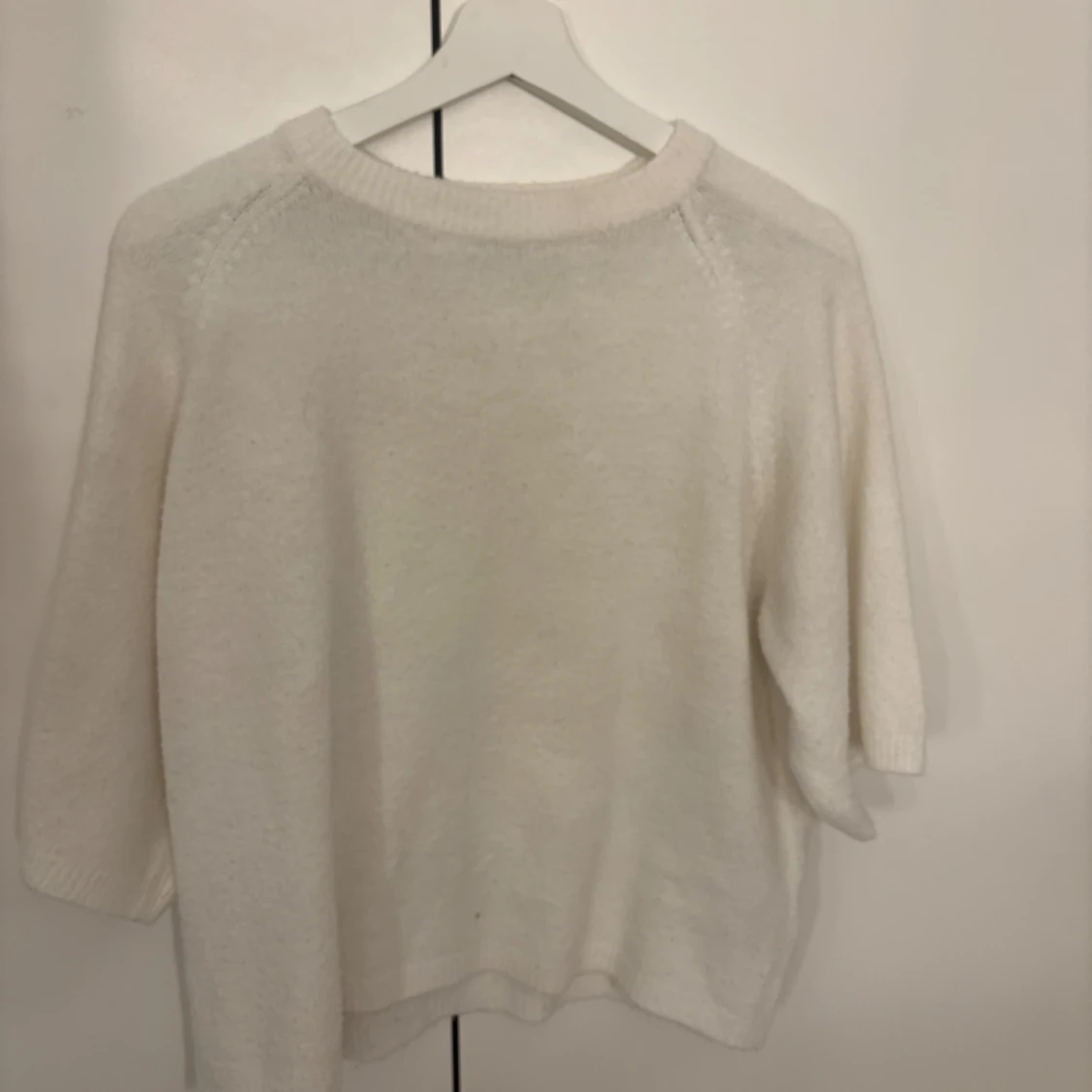 Vit stickad tröja med trekvartsärm