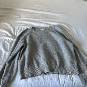 Grå stickad tröja från Arket - Mysig grå stickad tröja från Arket med rund halsringning och ribbade muddar. Perfekt för lager-på-lager och chill dagar. Långärmad och i en klassisk, enkel design som funkar till allt.