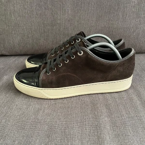 Lanvin skor - Tjena, säljer nu dessa riktigt snygga och populära lanvinsen i bra skick, använda men inga större skador, endast skorna ingår, storlek Uk 9/ 43/44, hör av er vid frågor och funderingar🙌🤝