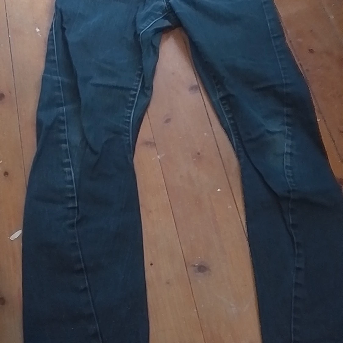 mörkblå jeans straight fit